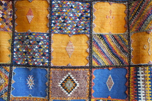 Photos détail tapis dans un souk de Marrakech
