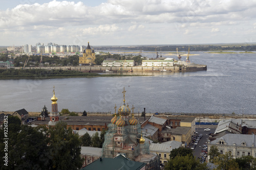 Вид на Строгановскую церковь и стрелку в Нижнем Новгороде.