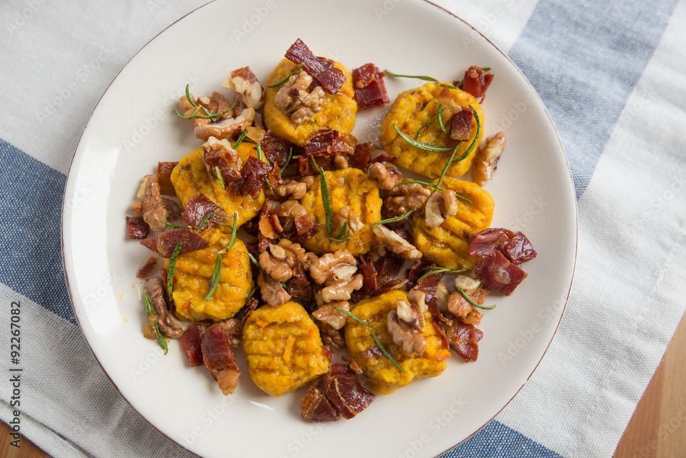 Kürbis Gnocchi mit Speck und Nüssen Kürbis Gnocchi mit Speck und Nüssen