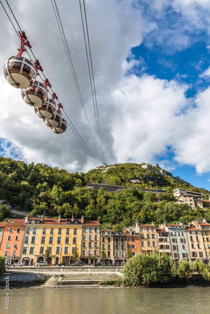 Obraz premium Grenoble - Le téléphérique de la Bastille et le quai Saint Laurent