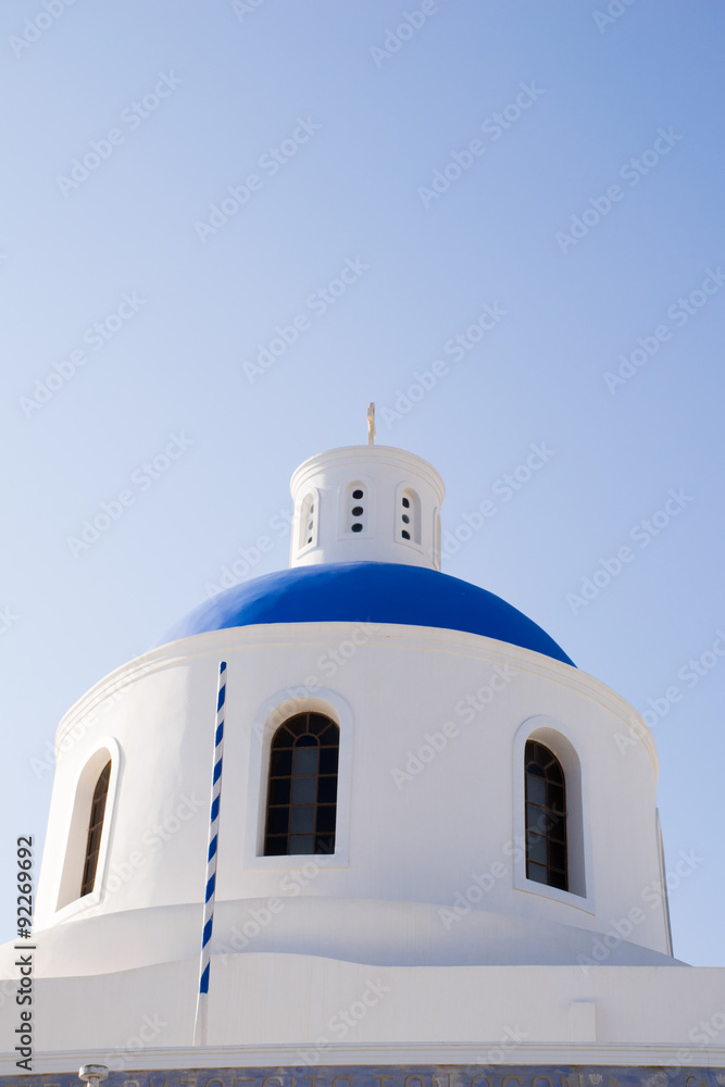Blaues Kirchendach auf Santorin