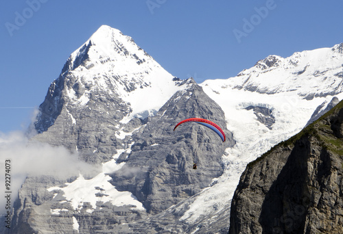 Parapente junto al Pico Eiger y sus glaciares, en los Alpes, Suiza