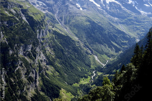 Verticales paredes del profundo valle glaciar de Lauterbrunnen, en los Alpes Berneses, Suiza