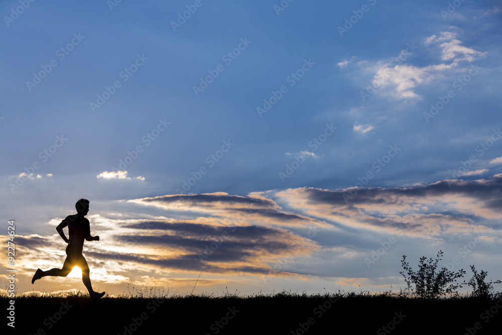 jogger silhouette am abendhimmel bei sonnenuntergang