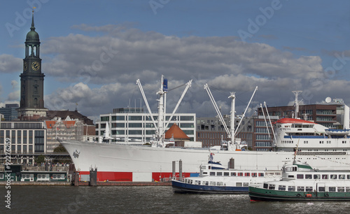 Traditionsschiffe auf der Elbe in Hamburg, Deutschland