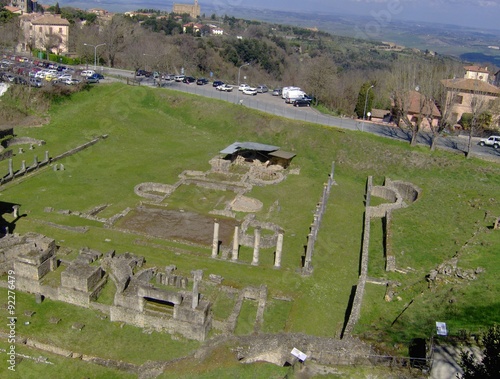 Resti di teatro romano all'aperto photo