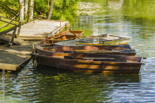 Деревянные лодки на пристани, Костромская слобода, Россия