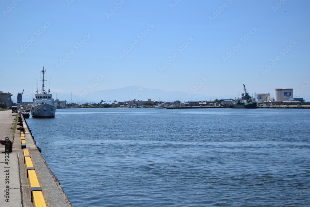 Fototapeta premium 庄内浜のさざ波／山形県の庄内浜で、さざ波の風景を撮影した写真です。