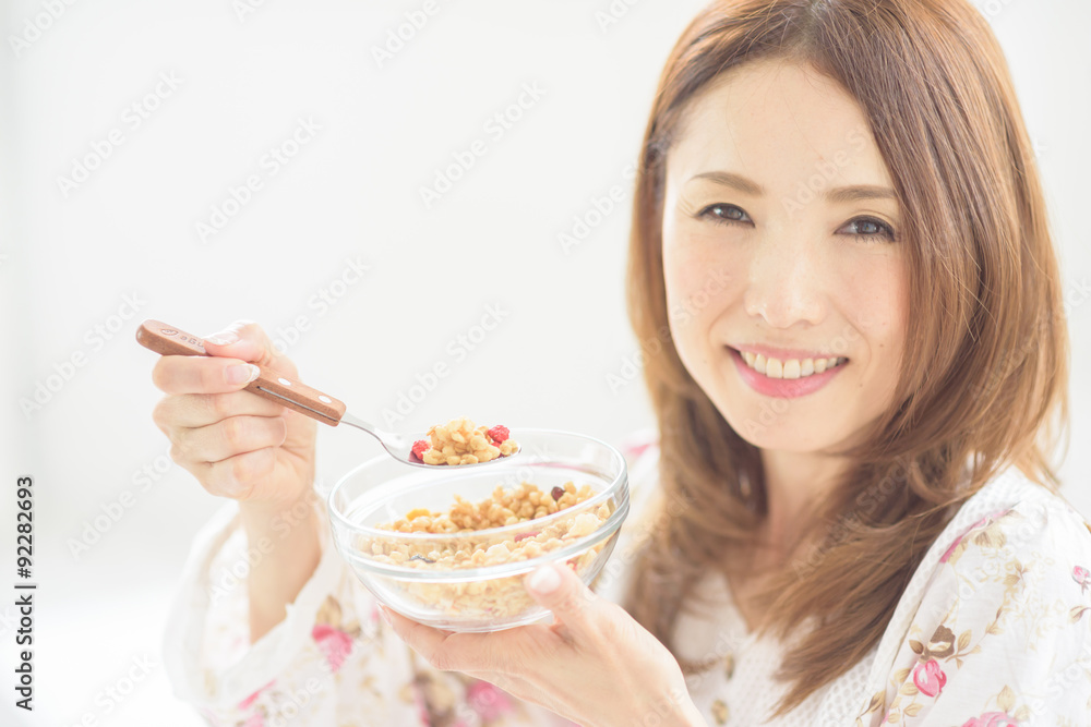 朝食中の綺麗な40代日本人女性 朝食中の綺麗な40代日本人女性