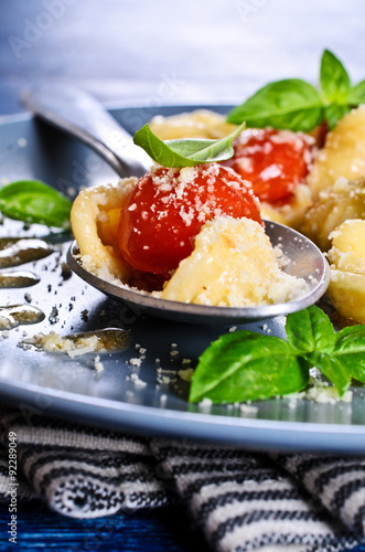 Pasta with tomatoes, Basil and cheese