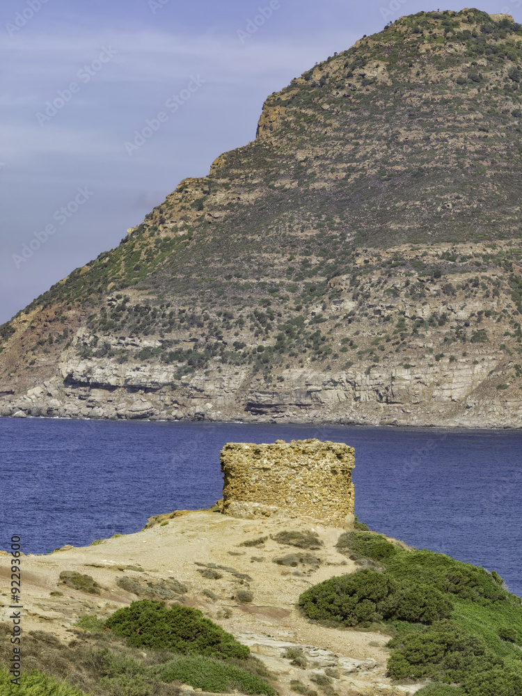 L'antica torre aragonese sul mare di Porto Ferro in Sardegna