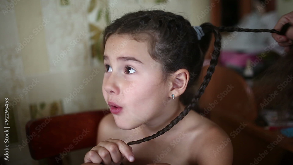 mother makes daughter(娘) female girl hair braid sitting naked in Stock ビデオ | Adobe Stock 
