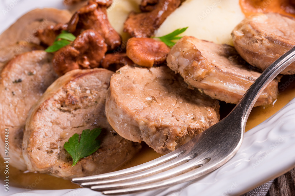 Mashed potatoes with pork medallions and chanterelle sauce Mashed potatoes with pork medallions and chanterelle sauce