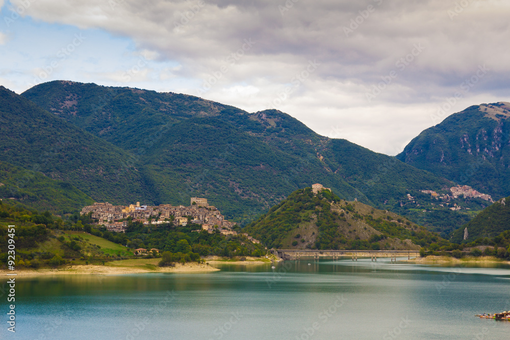 Vista panoramica del Lago del Turano in Lazio