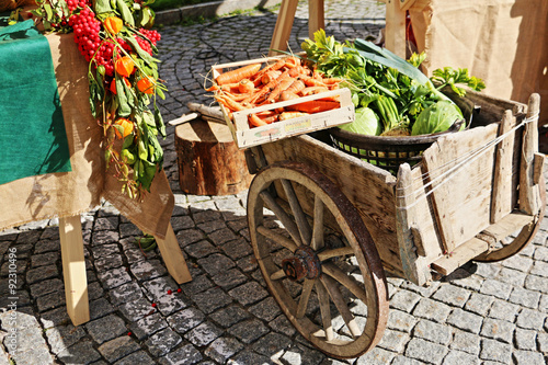 carretto di legno con verdura di stagione photo