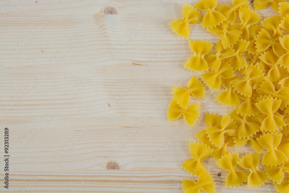 farfalle su tavola di legno farfalle su tavola di legno