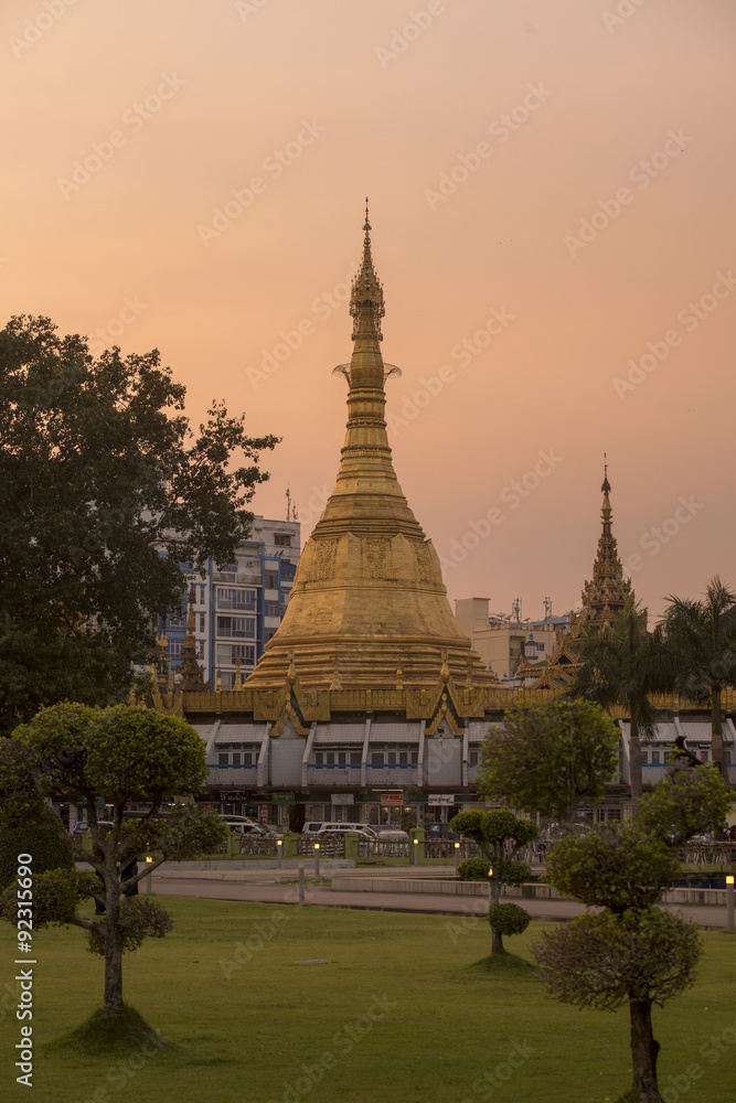 Fototapeta premium ASIA MYANMAR YANGON SULE PAYA PAGODA
