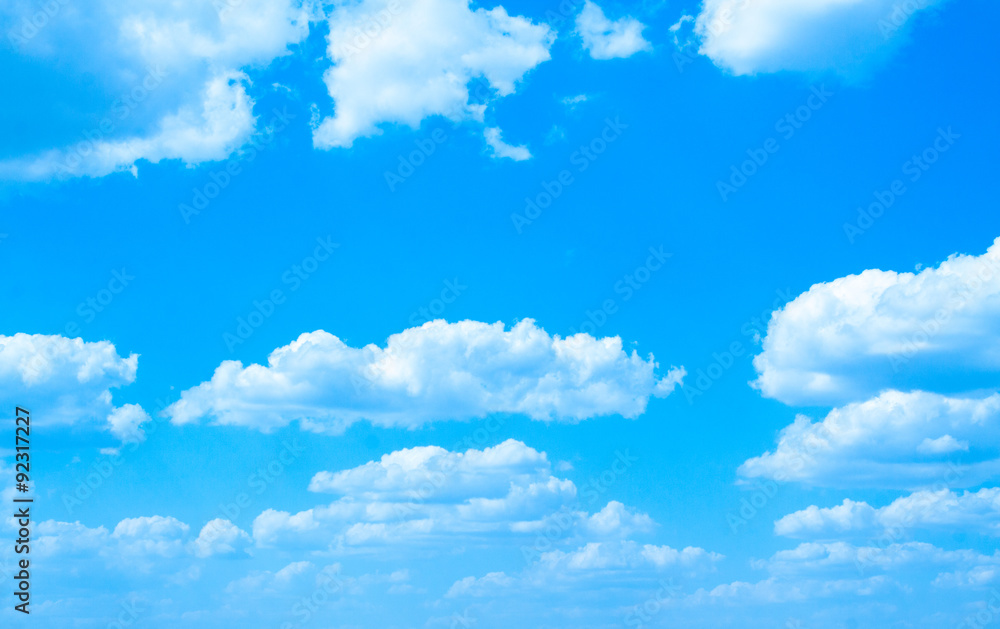 Obraz premium blue sky background with tiny clouds