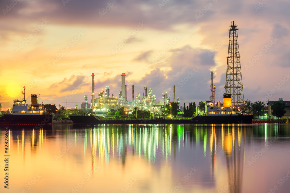 Naklejka premium Oil tank ship mooring in oil refinery industry at twilight time