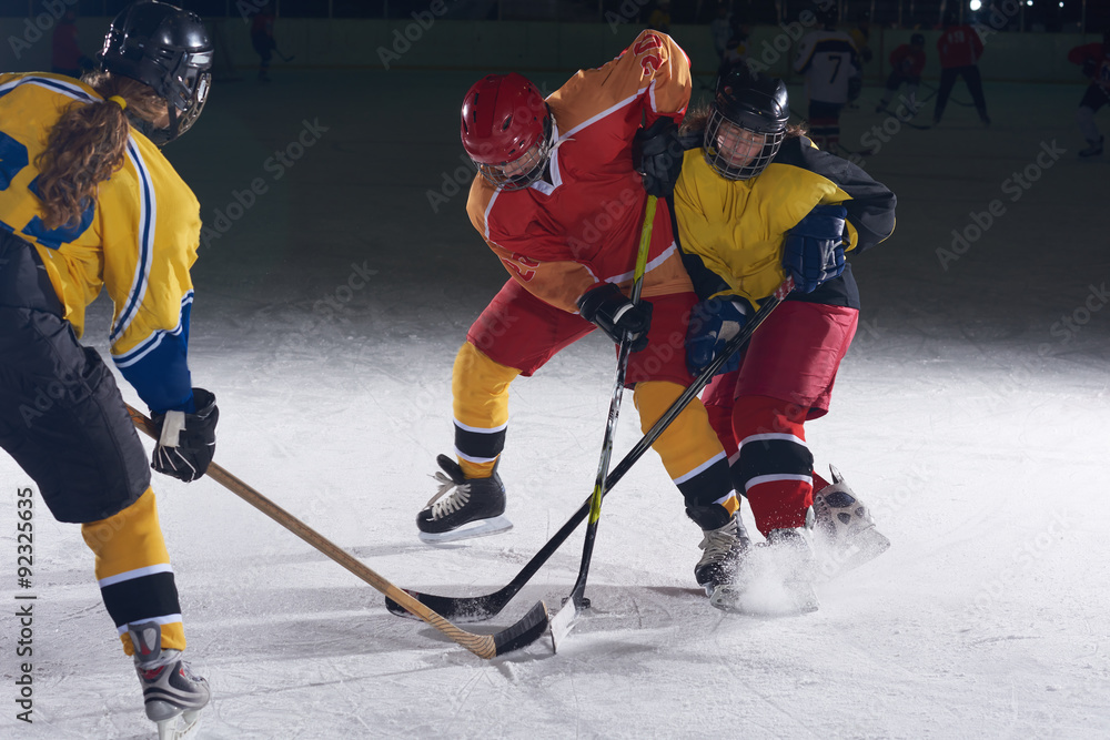 Fototapeta premium nastolatek hokej na lodzie sportowcy w akcji