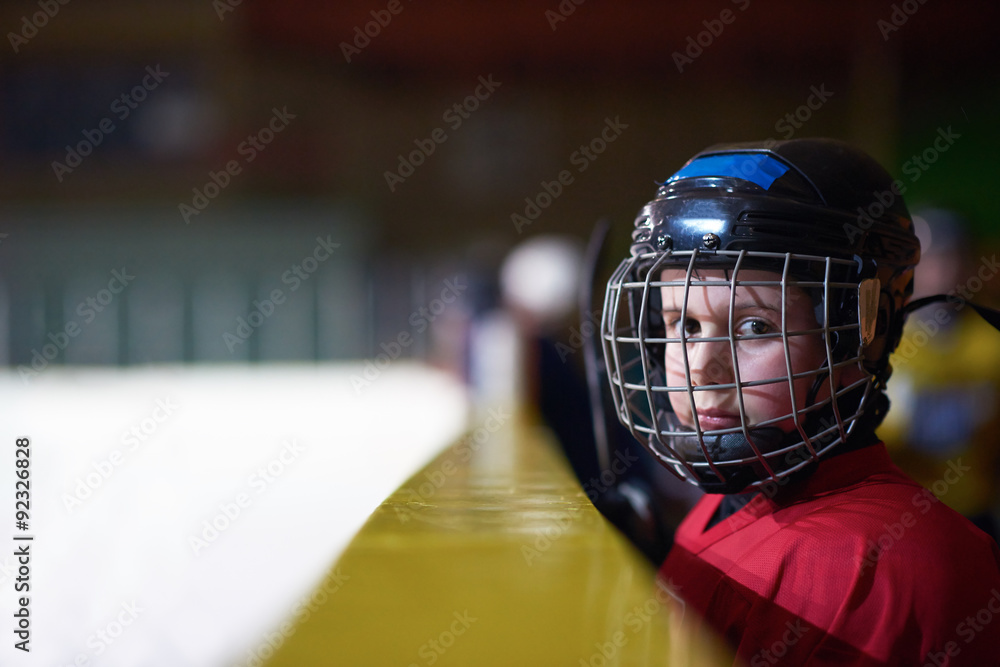 Obraz premium children ice hockey players on bench