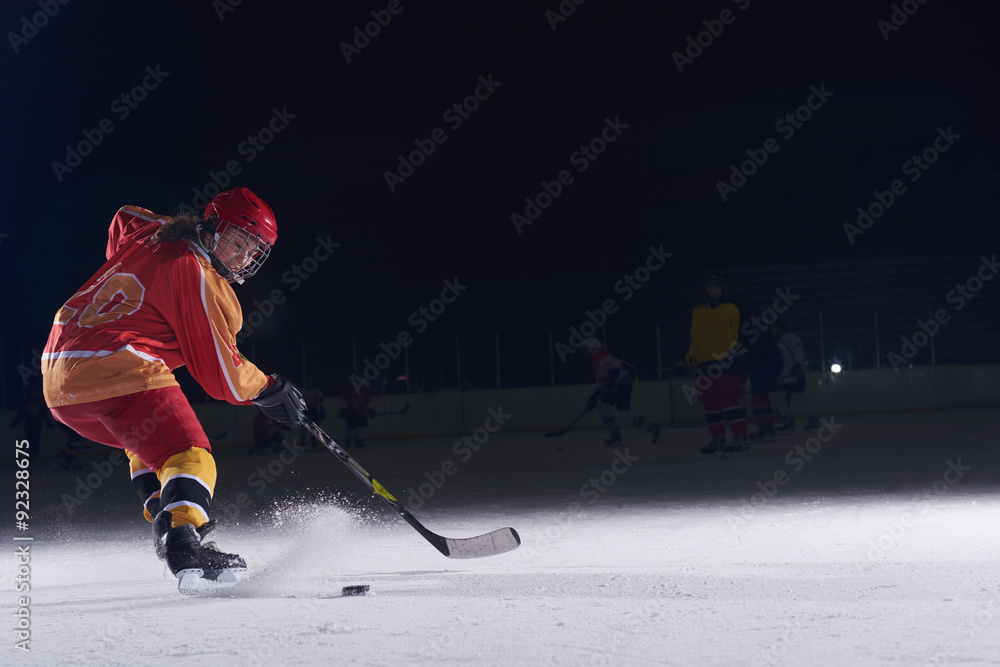 Naklejka premium teen ice hockey player in action
