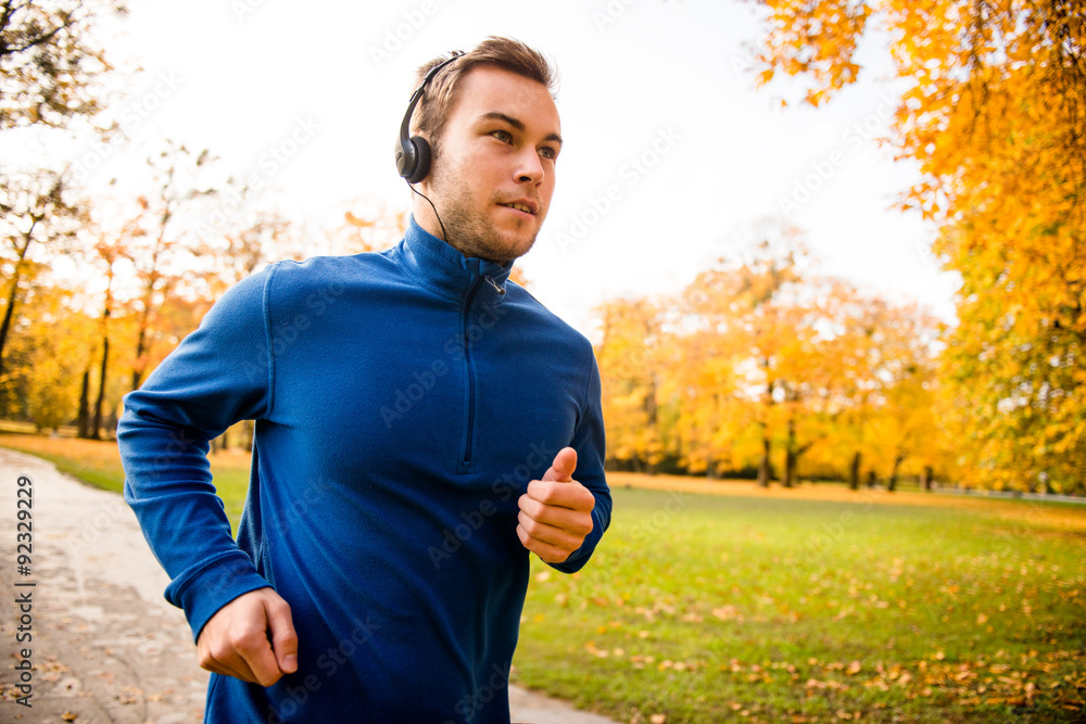 Obraz premium Man jogging and listening music