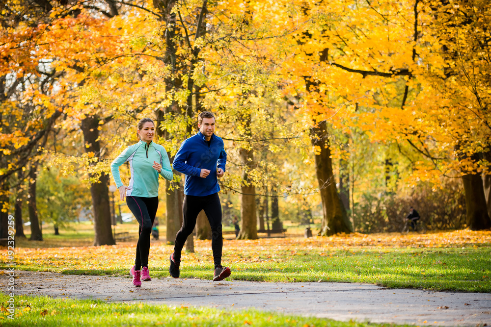 Obraz premium Couple jogging in autumn nature