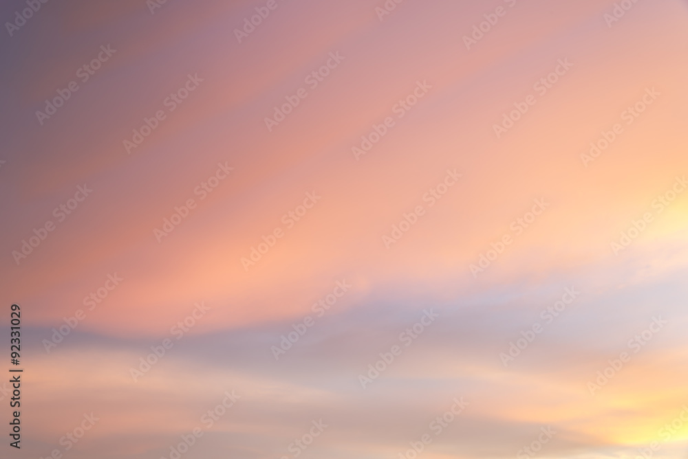 Fototapeta premium Pomarańczowe niebo w niedzielę zbliżyło się do jesieni.