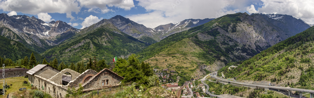 Obraz premium La conca di Bardonecchia dal Forte Bramafan