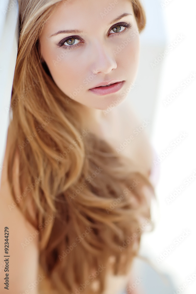 Naklejka premium Beautiful woman walking in town