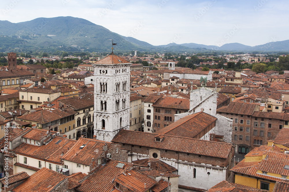 Der Dom und der Turm in Lucca, mit den Bergen