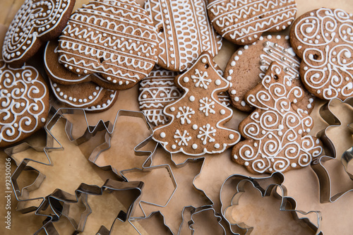 Fototapeta Naklejka Na Ścianę i Meble -  decorated gingerbread and cookie cutters for cutting