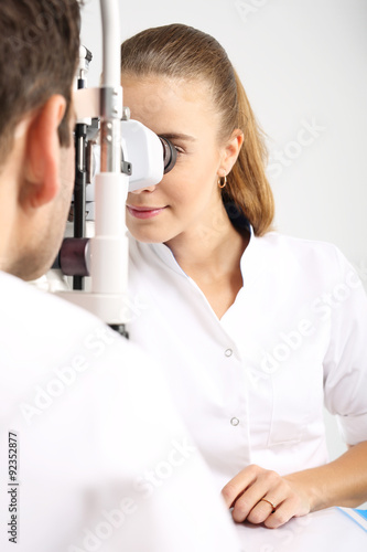 Lekarz okulista bada wzrok pacjentowi