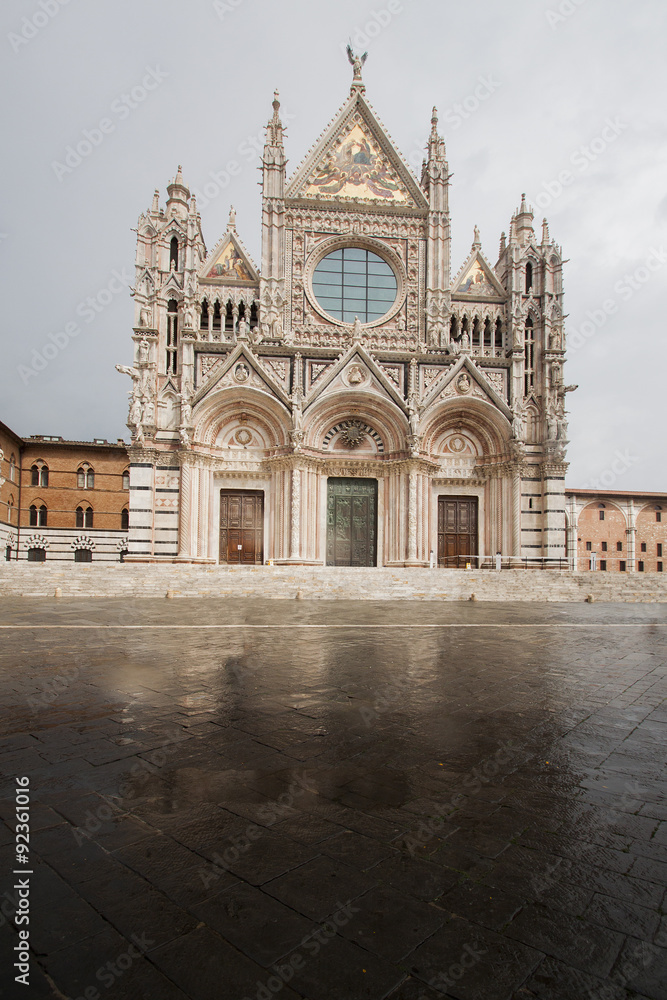 Dom in Siena, ohne Menschen nach einem starken Regen
