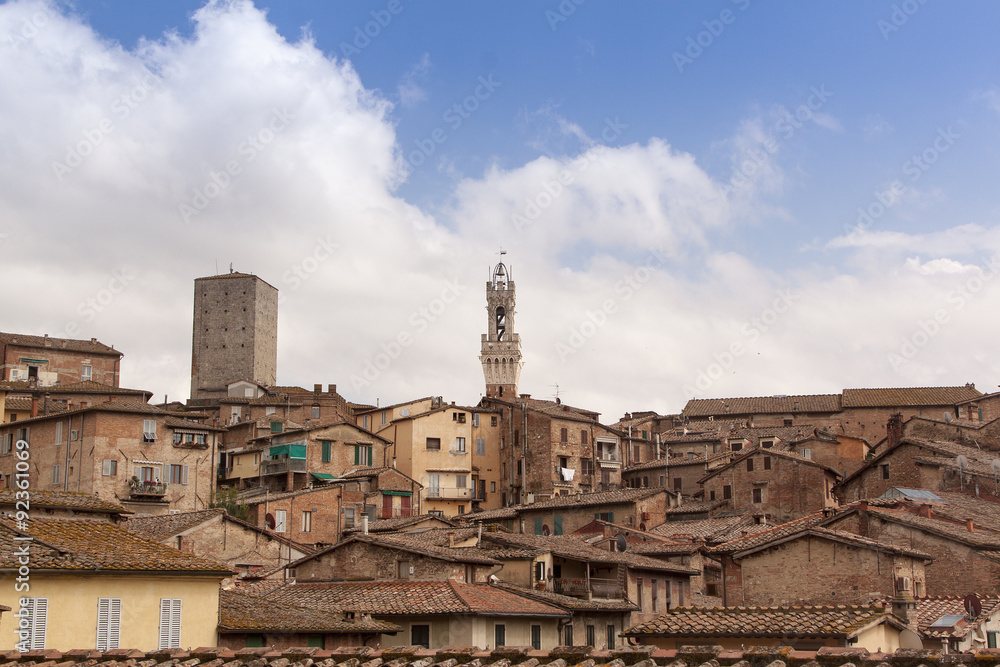 Dächer in Siena, mit schönem blauen Himmel