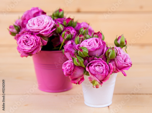 Fototapeta Naklejka Na Ścianę i Meble -  Pink roses in a vase on wooden background