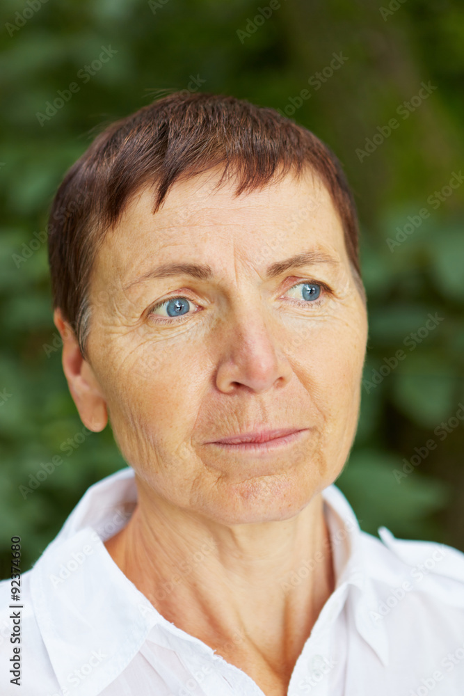 Portrait einer ernsten Seniorin Portrait einer ernsten Seniorin