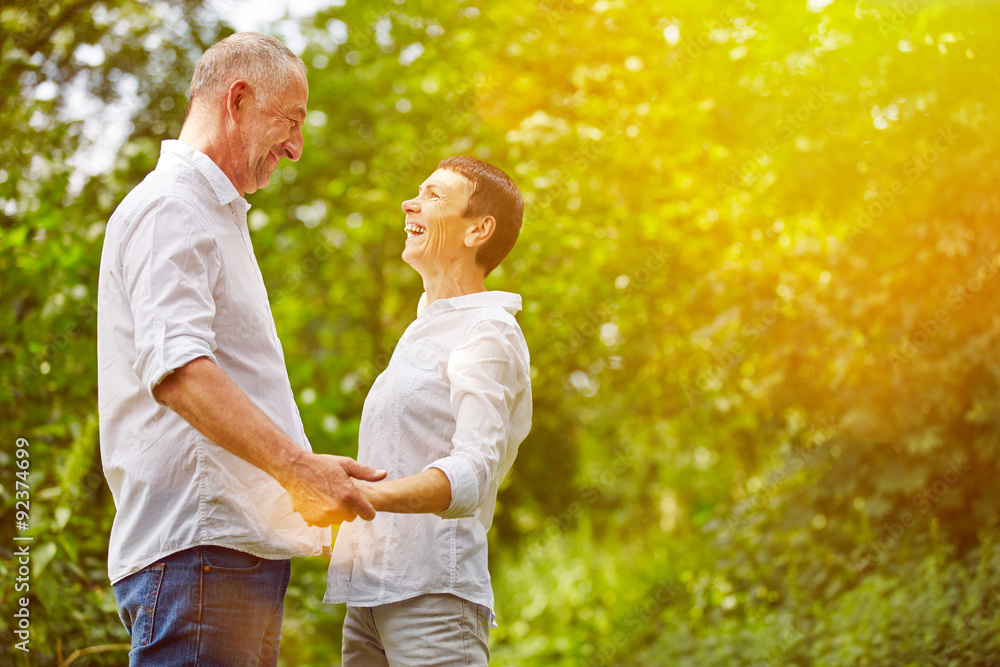 Fototapeta premium Paar Senioren lacht im Sommer