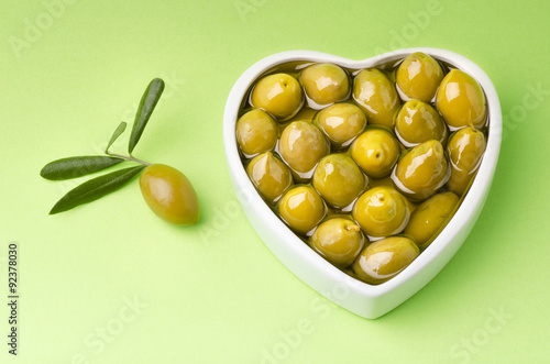 ciotola cuore con olive e olio extravergine d'olive photo