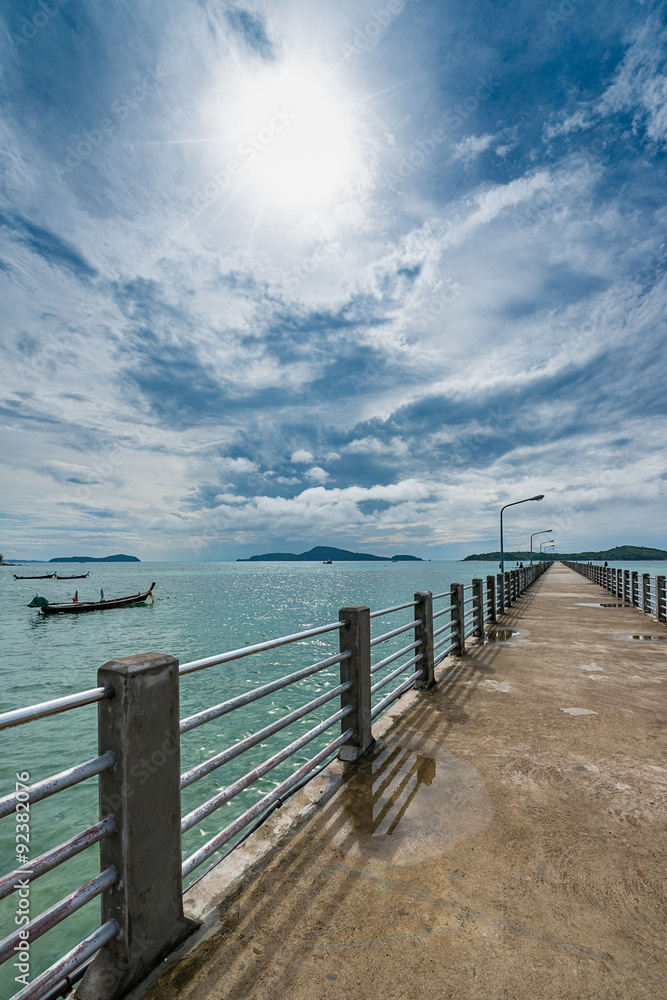 Steg Anlegestelle ins Meer bei Phuket Thailand