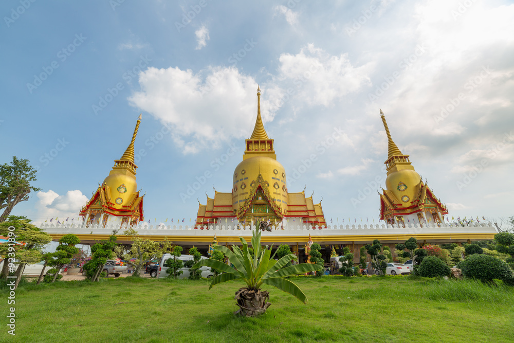 Naklejka premium Golden chapel of Thai temple 