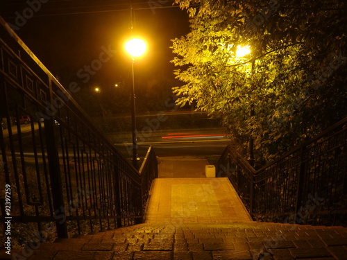 Fototapeta Naklejka Na Ścianę i Meble -  Лестница в парке, освещенная фонарями ночью