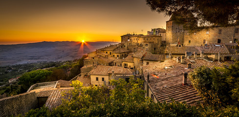 Acrylglasbilder Toskana Sonnenuntergang über Volterra  © greenbriar52