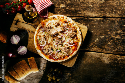 Obraz na płótnie Preparing delicious homemade tuna pizza