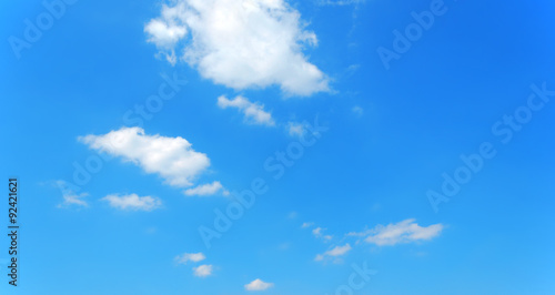 Nuvole nel cielo azzurro