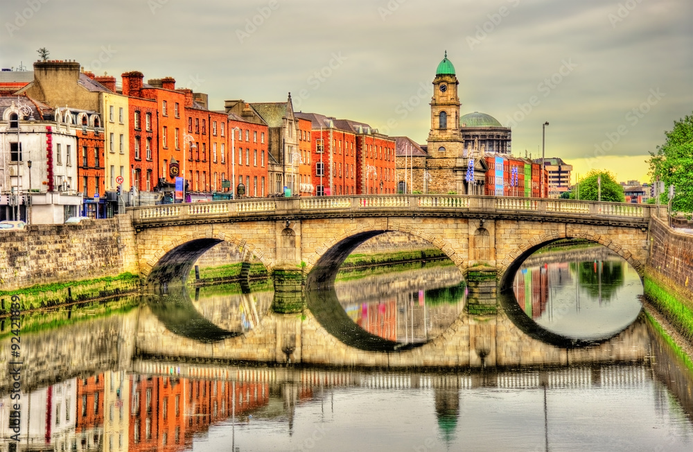 Fototapeta premium Widok na most Mellows w Dublinie - Irlandia