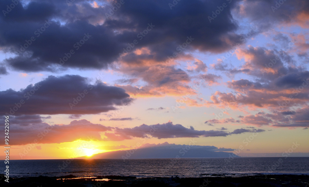 Obraz premium Beautiful sunset sky and ocean background.