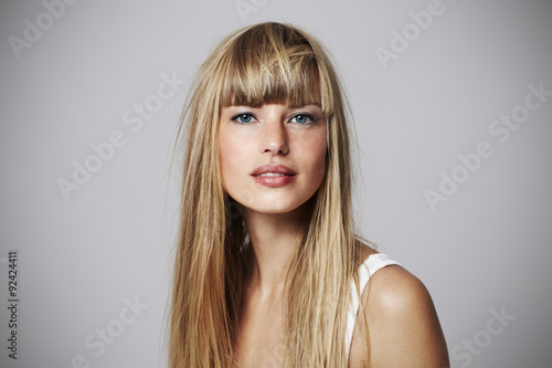 Fotografia Alluring young blond woman in studio