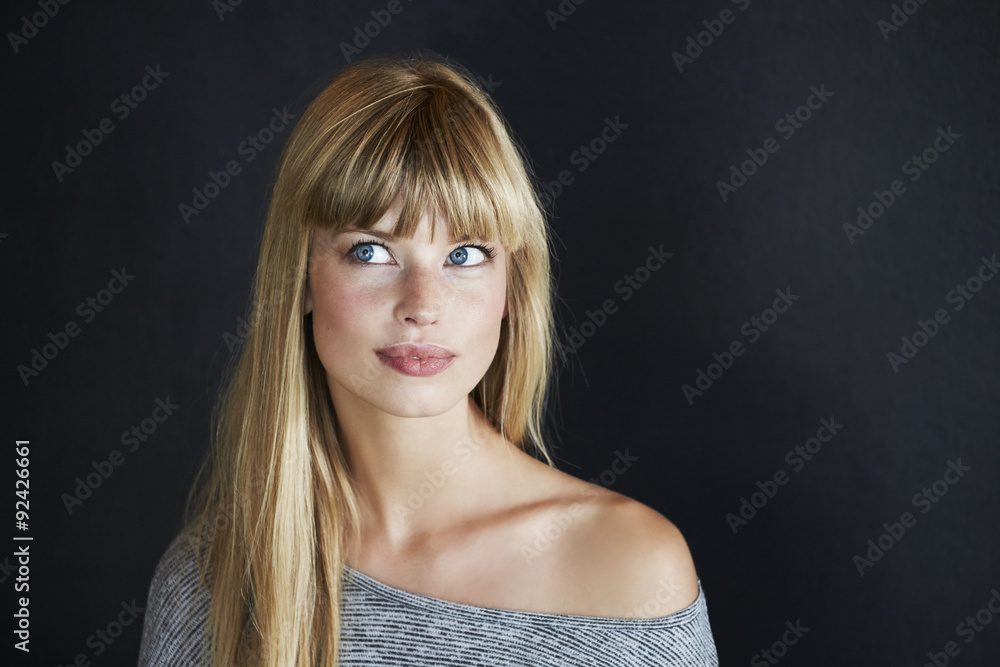 Naklejka premium Thoughtful young woman looking away